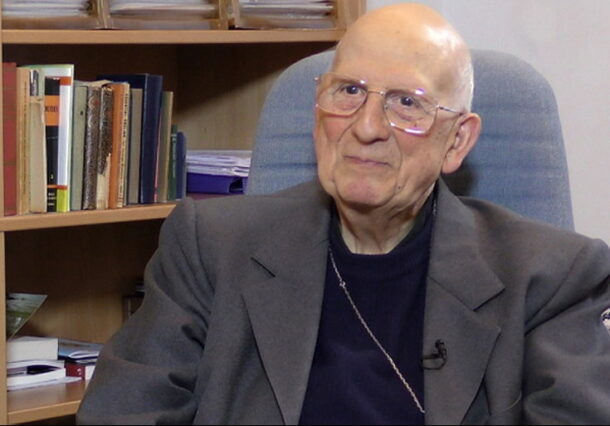 Padre Bartolomeo Sorge nel suo ufficio