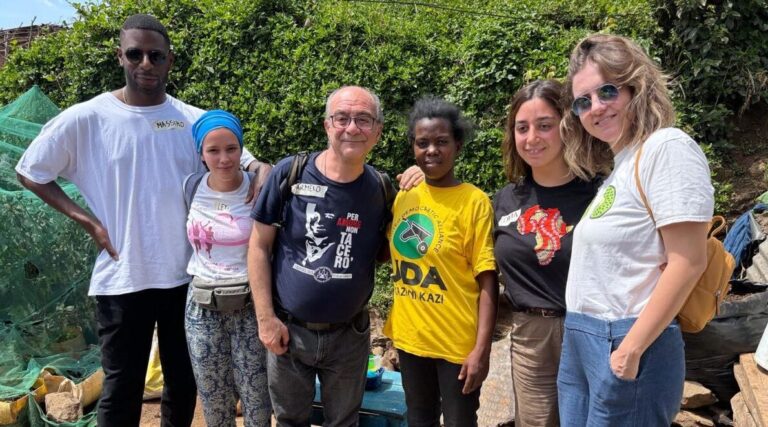Foto di gruppo Nairobi con padre Carmelo Giuffrida