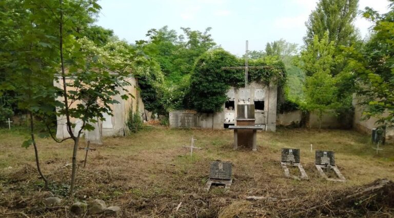 interno del cimiterino di Borgo San Pietro (BO)